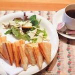 Cafe Uzumaki - こちらも、ボキらが注文した、ホットサンド(卵・ハム＆チーズ・サラダ)600円。水出しコーヒー(ホット)380円。