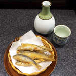 あや菜 - この日のお通しはハヤの素揚げ。カラッと綺麗に揚げてある
