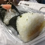 Omusubi Gombee - 手前が天むす200円、奥が明太子180円