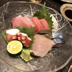播州地酒 ひの - 刺身５種：中トロ、天然ブリ、タコ、鰆の昆布締め、しめ鯖