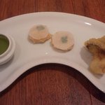 チューリップスープ - 前菜プレート（グリーンピースのゼリー寄せ、サラダ蕪と貝柱のサンド、大黒本しめじの天ぷら）