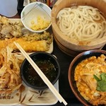 Marugame Seimen - 大＆名古屋ｺｰﾁﾝ親子丼(醤油)＆かき揚げ・ちくわ・イカ・まいたけ  ￥1230 (笑)