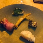 ブラン・ドゥ・ブラン - 前菜盛り合わせ。ホタテ、ローストビーフ、ウナギ、、、上手い！！