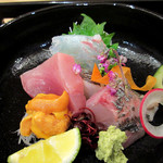 阿波座 なが友 - 一部分アップ。天然鯛(加太)/ヨコワ/鯵/昆布森うに(北海道)/カマス焼霜(2017.12月下旬)