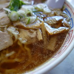 満古登食堂 - 豚バラの脂で油膜が張っています