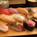 寿司 魚がし日本一 - 特盛にぎり(13貫) 980円。