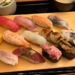 寿司 魚がし日本一 - 特盛にぎり(13貫) 980円。