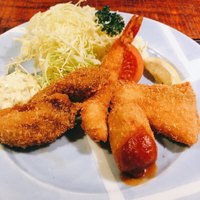 赤坂 津つ井 総本店 - 海鮮ミックスフライ定食 の 牡蠣、海老、鮭フライ・カニクリームコロッケ
                盛り付けも美しい…！