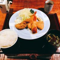 赤坂 津つ井 総本店 - 海鮮ミックスフライ定食 @1,000円
                (牡蠣、海老、鮭フライ・カニクリームコロッケ・ライス・赤出し付き)