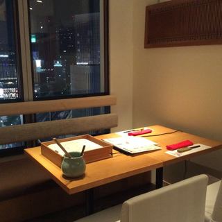 夜景と共にお食事を！デートやご会食に！２～４名様窓際テーブル席