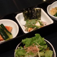 食道園 北新地店 - 前菜、キムチ、サラダ