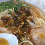 ラーメン楽 - 辛子高菜を入れた図