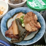 Kijimuna Shokudou - 琉球村定食(1500円)はジューシー、ジーマーミ豆腐、ソーキ&ラフテー、沖縄そば、小鉢はレンコン、もずく酢、海ぶどう、薬味が付いてて沖縄料理の有名どこをざっくり食べれる感じ。どれもそこそこ美味しい♪