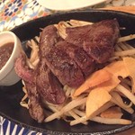 ヒジテツ - 【18.1】ランプステーキ！！中はレアなので肉食女子としては火が通り過ぎる前に完食したい!!