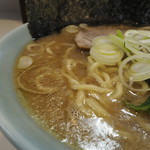 横浜家系ラーメン みさきや - スープに膜が