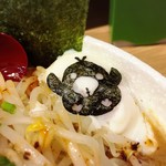 麺小屋 てち - 温玉には常連の証であるキャラ海苔が！(これってあの黄色いトリか)
      ちなみに嫁さんのキャラ海苔はリラックマだった！