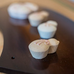 和三盆 恵菓 - 棚（たな）の干菓子（ひぐわし）