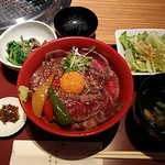 焼肉 しんうち 神楽坂 - ローストビーフ丼　ネギの入った付け合わせ、サラダ、ナムル、お吸い物と思いきや中華スープ　和テイストな中華に大満足なひとときでした。