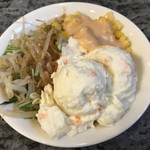 川崎名物 炭火焼肉 食道園 - サラダ食べ放題。私のセレクトは、ポテトサラダ、コーン、もやしなので、全くサラダの体を成してない。