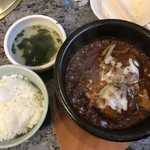 川崎名物 炭火焼肉 食道園 - 煮込みハンバーグランチ（918円）ごはん、スープ、サラダが食べ放題。ドリンクバーもフリーです。