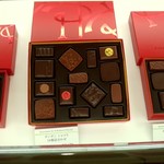 ピエール・エルメ・パリ - エルメのショコラが並んでいます。