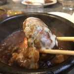 川崎名物 炭火焼肉 食道園 - 煮込みハンバーグランチ（918円） このサイズが２つはいってます。