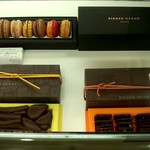 ピエール・エルメ・パリ - ショコラやマカロンが並んでいます。