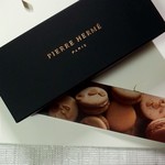 ピエール・エルメ・パリ - この箱に入っていました。