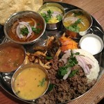 ビートイート - 2018年2月訪問時、3種のカレー（ケララチキン、するめイカ、豆腐とインゲン）と鹿のキーマ