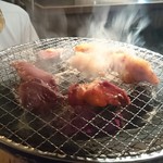 黒毛和牛一頭買い 炭火焼肉専門店 闇市ジョニー - 風情ある備長炭の七輪焼き