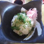 海さくら - 白御飯を酢飯大盛に変更して もらいました。すりごま、刻み海苔、大葉がのせられ、ガリが添えられています。
      このままお刺身をのせれば・・・。