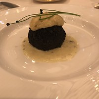 サン ミケーレ ホテルモントレ ラ・スールギンザ - フォアグラとポテトのアランチーニ　黒トリュフ風味のクリームソース