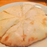 アイエヌキッチン - チーズナン（ランチタイムは+100円）