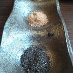 秋田牛玄亭 - 男鹿の塩も用意されていました・・。