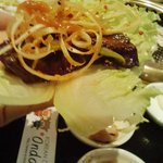 でりかおんどる 新大久保2号店 - 焼肉とネギサラダをサンチュにのせて