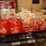 和泉屋菓子店 - 目を引くディスプレーのイチゴダッペ