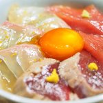 立場割烹 SSAW - 季節のぜいたく御膳 1000円 の本鮪と真鯛の漬け丼(赤酢)