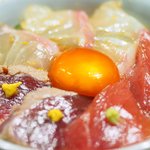 立場割烹 SSAW - 季節のぜいたく御膳 1000円 の本鮪と真鯛の漬け丼(赤酢)