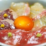 立場割烹 SSAW - 季節のぜいたく御膳 1000円 の本鮪と真鯛の漬け丼(赤酢)