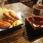 酒楽 - 炭焼きウインナーと熱燗