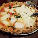 緑のイスキア - メタメタ 「マルゲリータ・クワトロフォルマッジ」 俗に言うハーフ&ハーフ(^o^) 生地とチーズが抜群に旨いね！