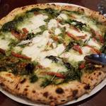 緑のイスキア - 「ほうれん草のナポリピッツァ」 やっぱり、生地とチーズが馬鹿旨(^o^)