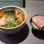 らぁめん 喜乃壺 - 喜乃壺 鶏油（醤油）太麺、炭火焼 760円 + 白飯 100円