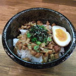 つけ麺屋ちっちょ - 角切りチャーシューと煮玉子がたまらない！チャーシュー丼。