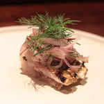 スペインのビネガーを使った今季最終のニシン炭焼と玉葱