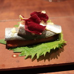 トマトを練りんだパンにコハダを添えたボカディージョ