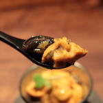 アカ - イカスミのパエリアにオンザ雲丹