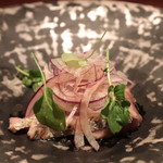 アカ - 迷い鰹炭火焼、赤玉葱