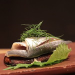 アカ - トマトを練りんだトマトを練りんだパンにコハダを添えたボカディージョ