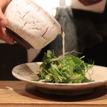 アカ - 暖かいスープのドレッシングと焼き河豚、ハーブサラダ